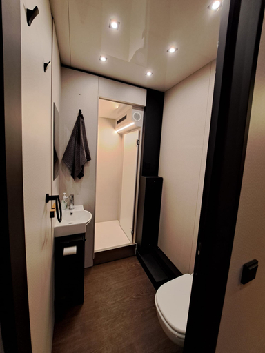 Bathroom 2, Schwimmendes Ferienhaus in Berlin, Berlin