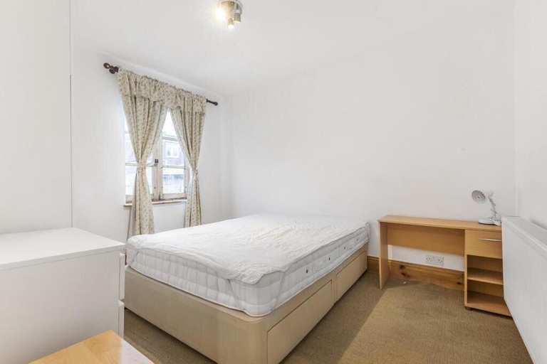 Room 2, Beautiful 3 Bedroom Flat in Fulham, London