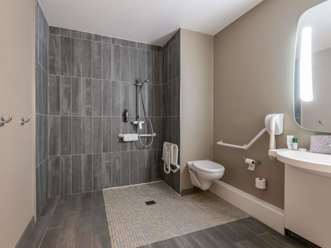 Bathroom 3, ibis Bourg Jasseron/Teyssonge, Ain