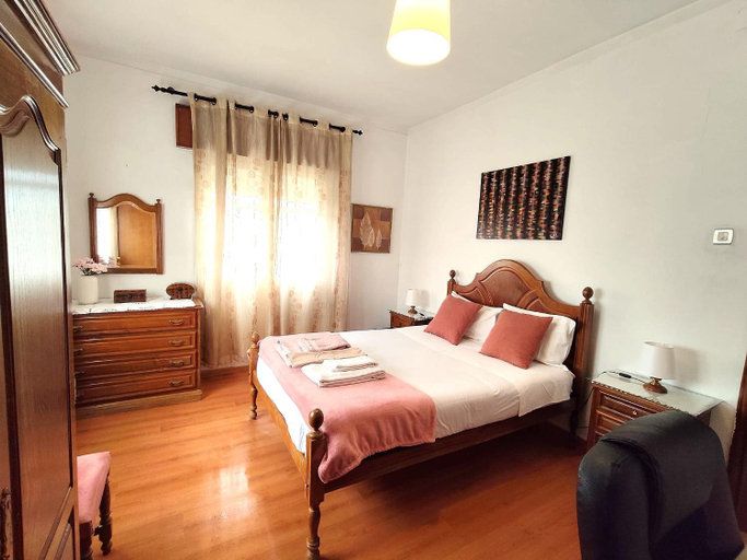 Bedroom 2, Casa Os Maias - Jardim, terraco e espaco para 10 pessoas, Mirandela