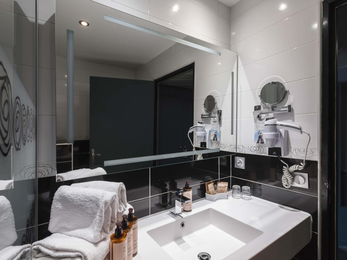 Bathroom 5, Mercure Lyon Charpennes, Rhône