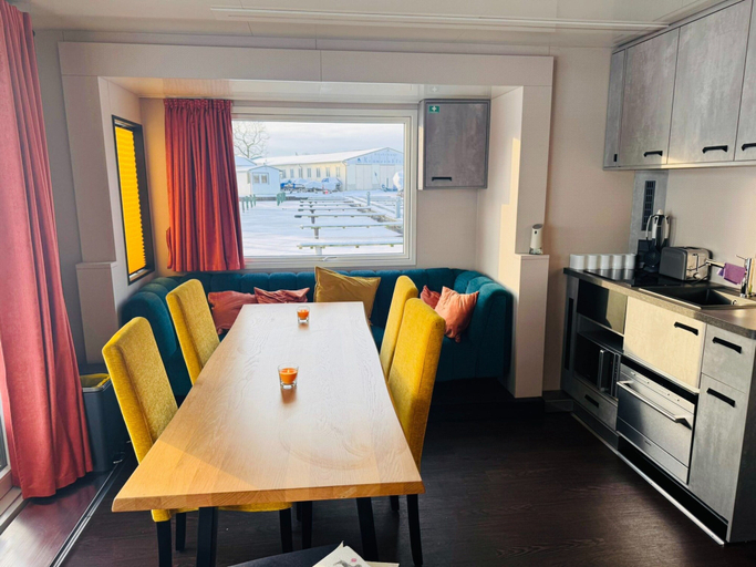 Dining 5, Schwimmendes Ferienhaus in Berlin, Berlin