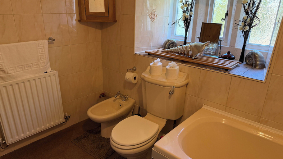 Bathroom 3, Beautiful Cosy Rustic Farmhouse Alton Towers Peaks, Staffordshire