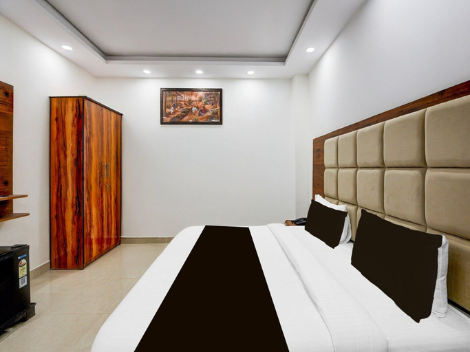 Room 4, Collection O Hotel Evergreen, Faridabad