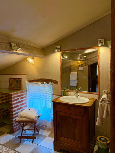 Bathroom 1, Restaurant et Chambres d'Hotes La Ferme de Cornadel, Gard
