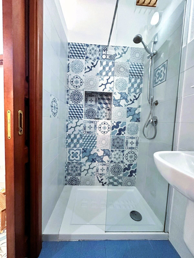 Bathroom 3, Malvasia 70, Messina