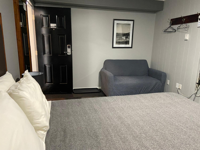 Bedroom 2, Monashee Lodge, Columbia-Shuswap