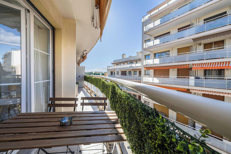 Outdoor dining 5, Charming Apartment near the beach Juan les pins, Alpes-Maritimes