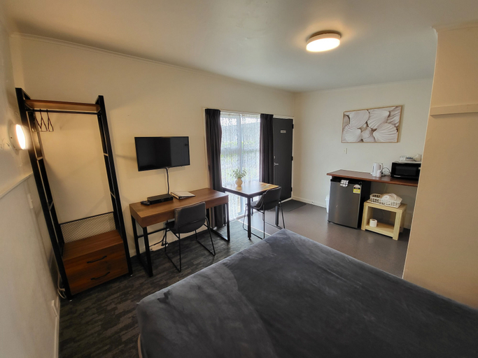 Others 5, Rockfield Motel, Waitakere