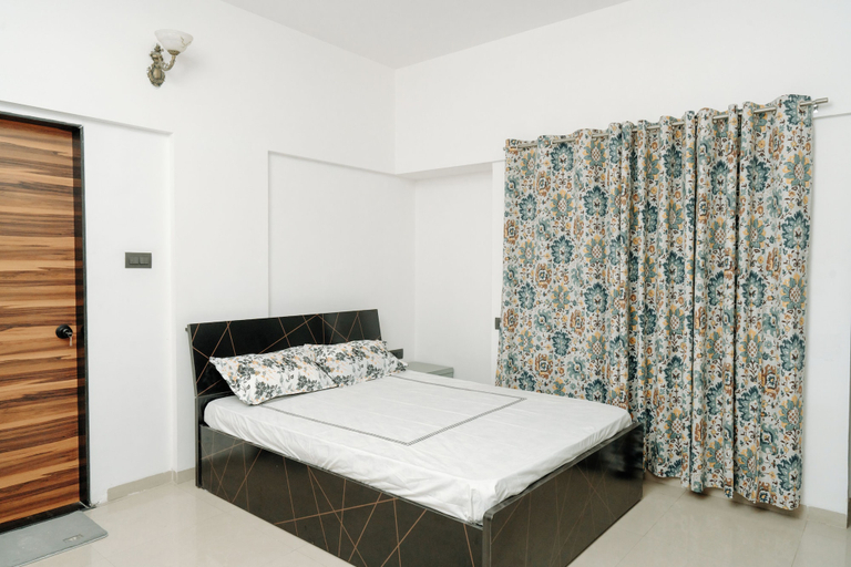 Room 4, Hotel Lotus, Pune