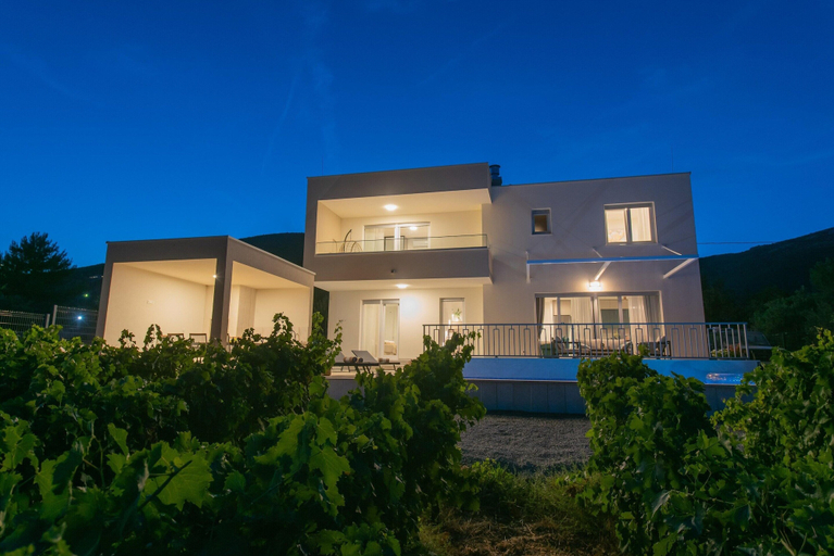 Exterior 5, Charming Seaside Villa Getaway, Kaštela