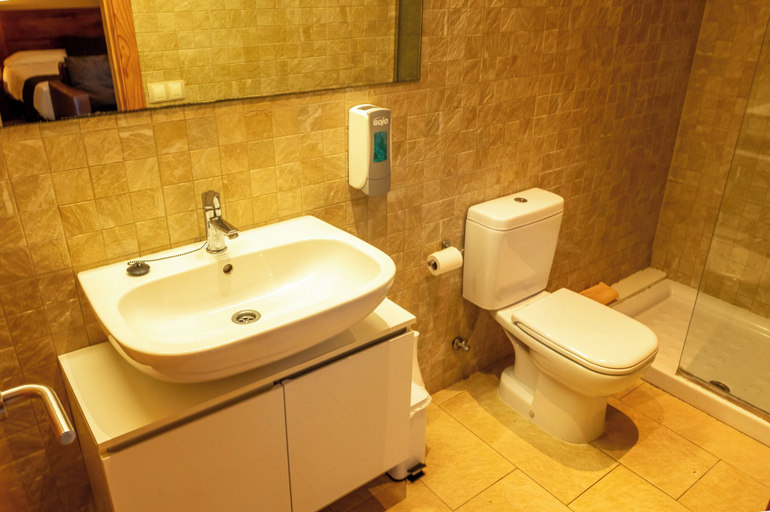 Bathroom 4, L'Arcada de Fares, Girona