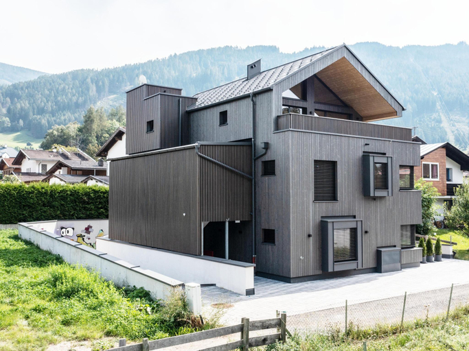 Exterior & Views