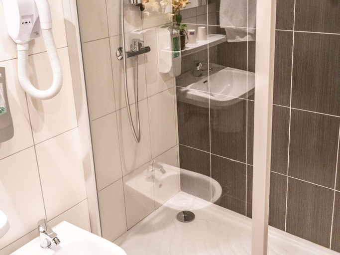 Bathroom 4, Hotel Saint Georges Lourdes Pyrenees, Hautes-Pyrénées