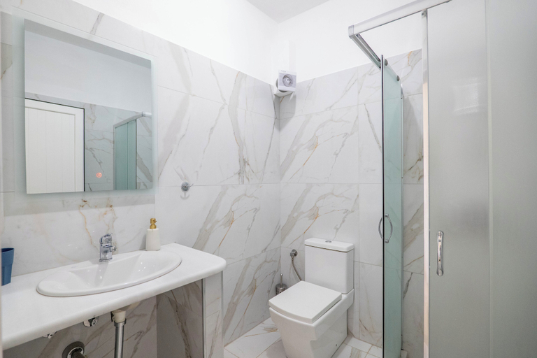 Bathroom 3, Sunny Holiday, Sarandës
