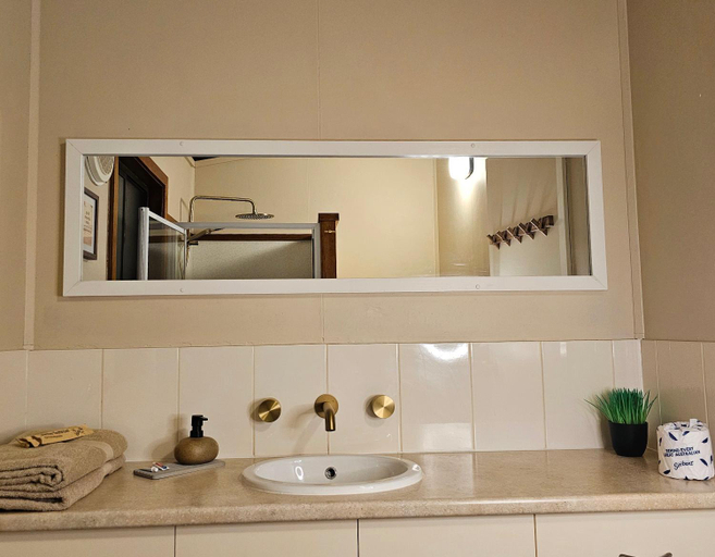 Bathroom 3, 12 apostles cottages, Corangamite - South