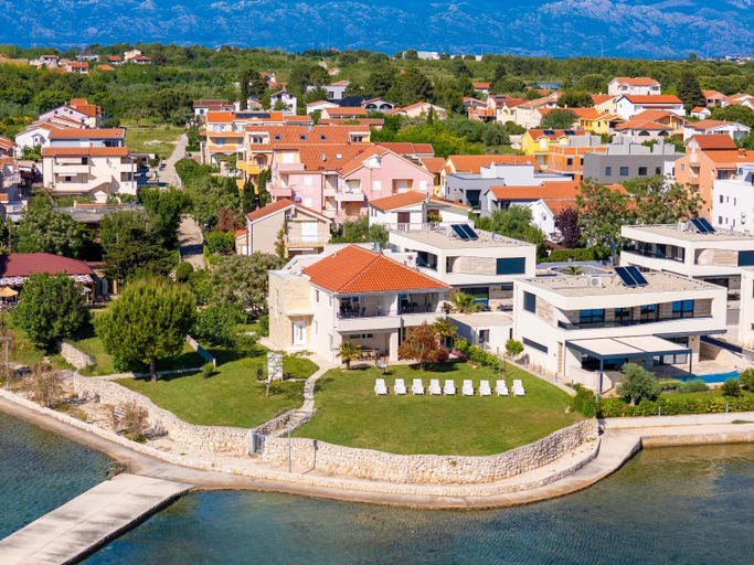Others 3, Apartments Batela, Nin