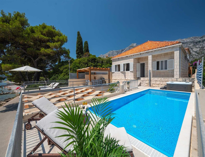 Exterior 5, Beachvilla in Orebic With Jacuzzi, Orebić