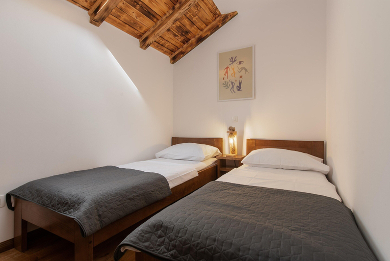 Room 5, Cozy Villa for 8 With Pool and Jacuzzi, Proložac