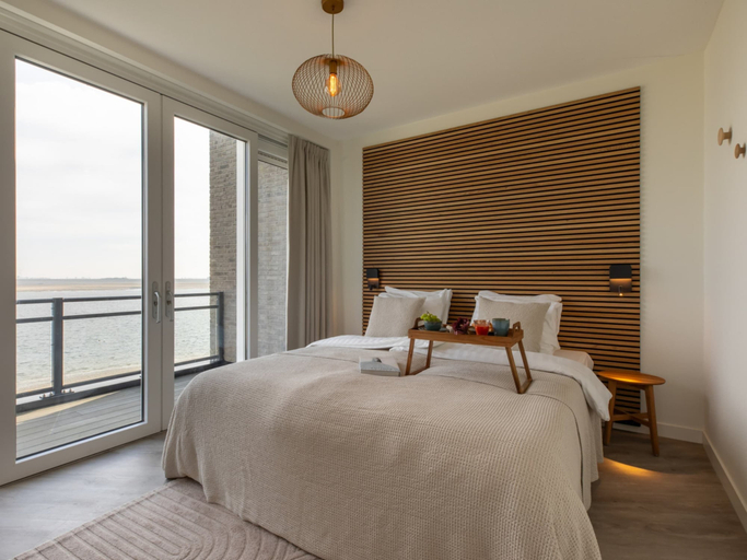 Room 2, Lush Apartment With Water Views, Tholen