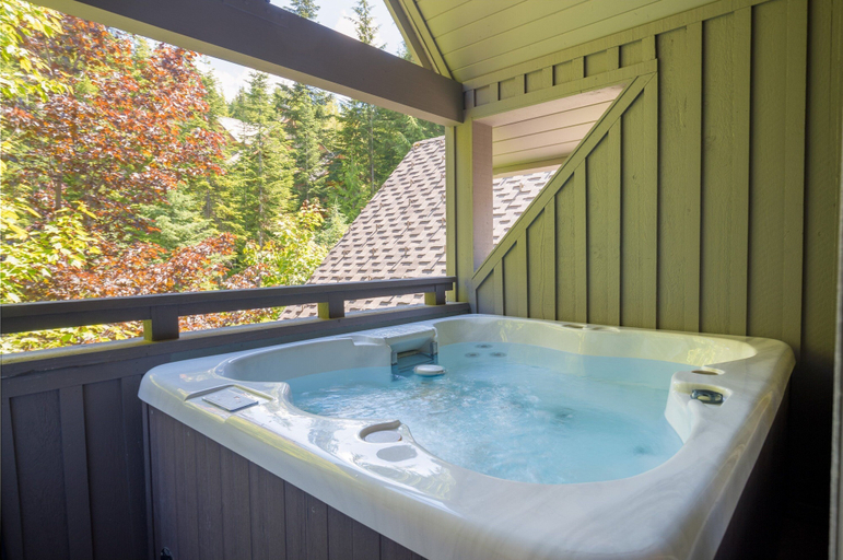 Outdoor spa tub, Jersey Cream at Arrowhead Point, Squamish-Lillooet