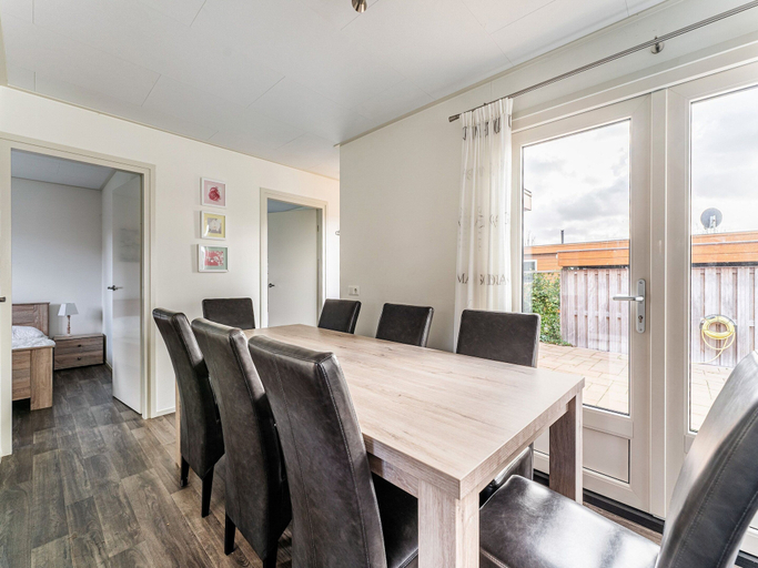 Dining 5, Luxury Holiday Home in Bantega With Harbour and Sloop, Lemsterland