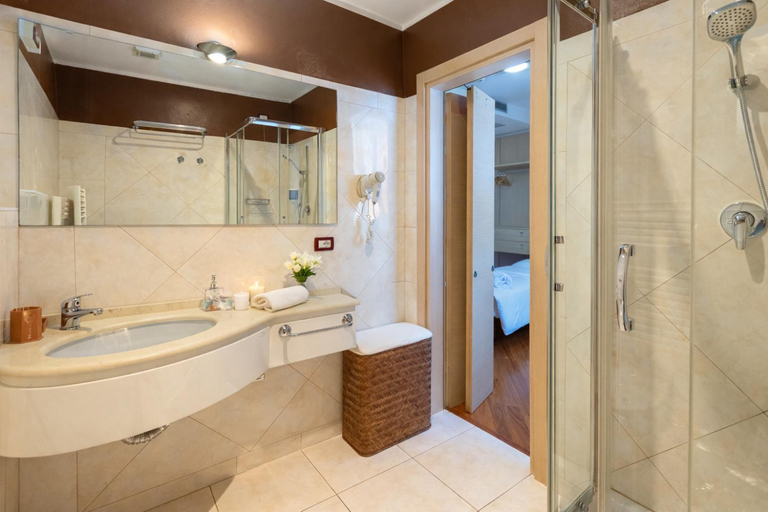 Bathroom 5, New Hotel Dulcinea, Trieste