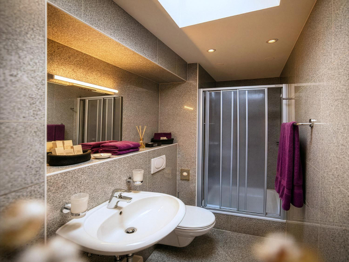 Bathroom 3, Hotel Hafentor, Hamburg