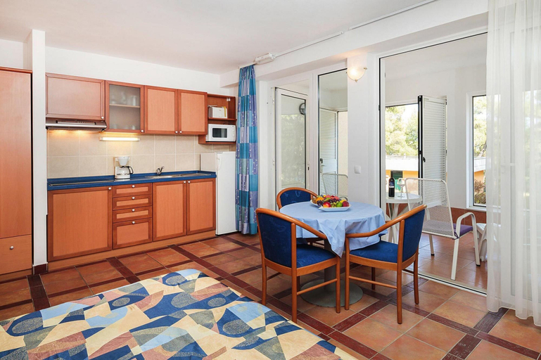 Dining 3, Cozy Resort Suite in the Adriatic, Jelsa