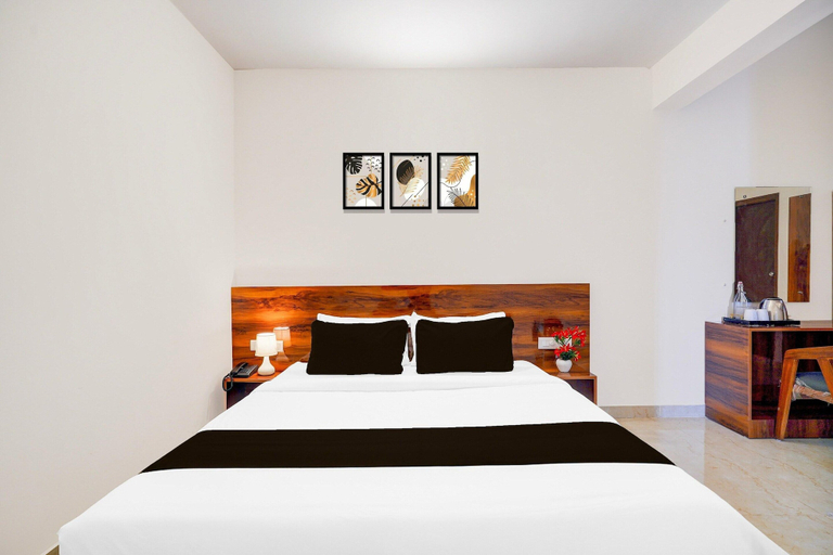 Room 2, Deluxe Hebbal Townhouse, Bangalore