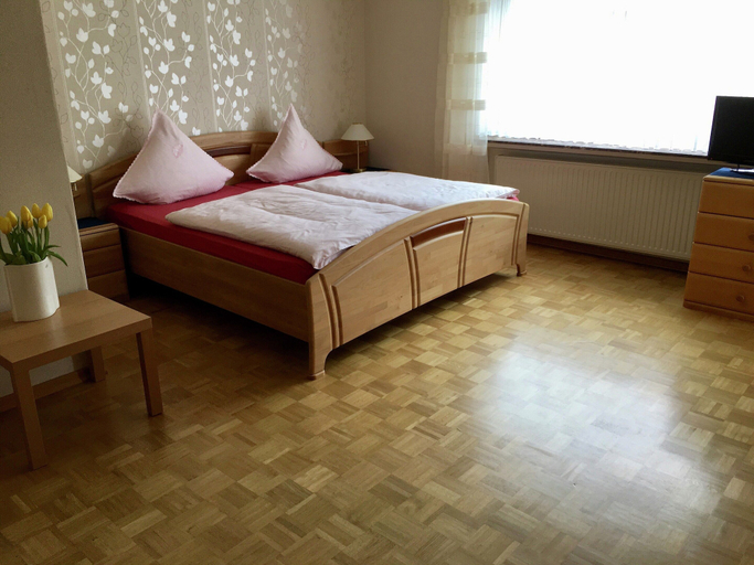 Room 3, Modern Apartment With 2 Bathrooms in Lirstal, Vulkaneifel