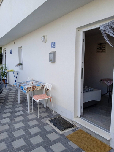 Outdoor dining 2, Apartment Near Beautiful Zatoglav Beach, Rogoznica
