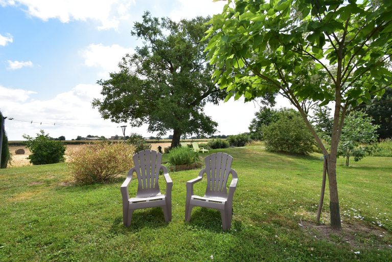 Garden 2, Modern Holiday Home in Crux-la-ville With Terrace, Nièvre