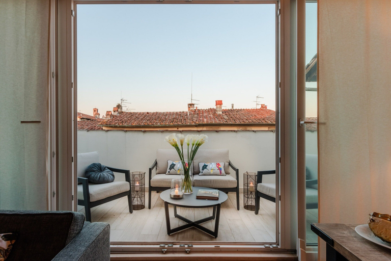 Balcony 2, Apartment in Lucca Near Torre Delle Ore, Lucca