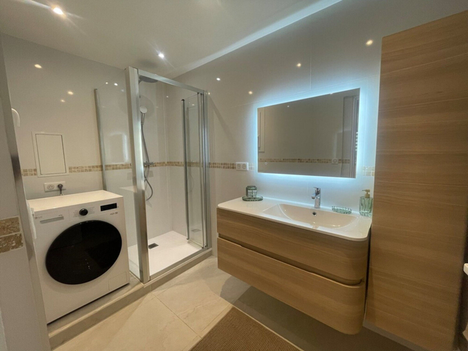 Bathroom, Spacious Group Stay in Antibes, Alpes-Maritimes
