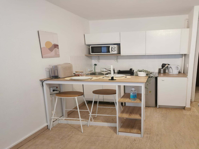 Private kitchen 5, Couple Stay by the French Riviera, Alpes-Maritimes