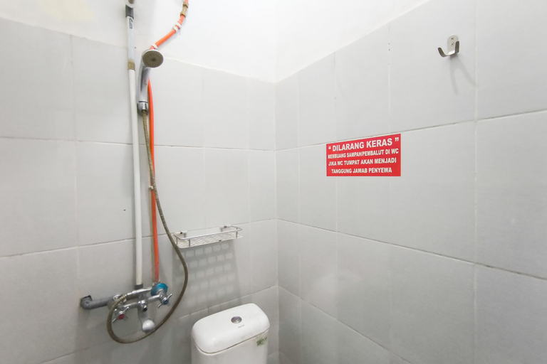Bathroom 2, RedDoorz @ Wika Wiki Homestay, Medan