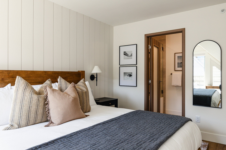 Room 2, Summit View at The Lagoons, Squamish-Lillooet