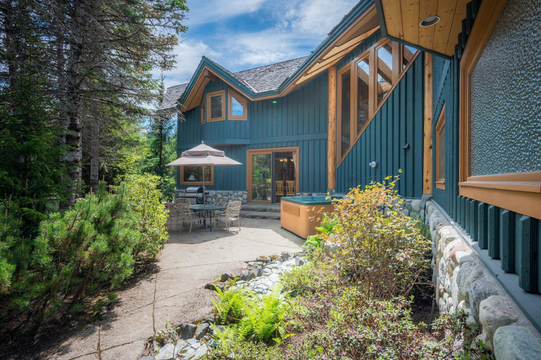 Outdoor dining 3, Emerald Chalet, Squamish-Lillooet