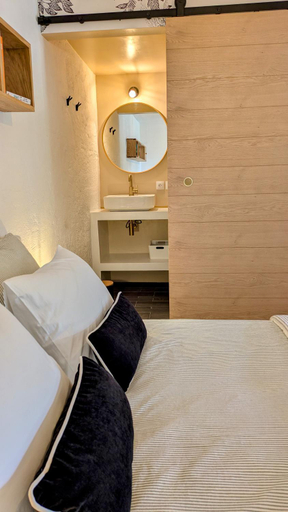 Bedroom, Domaine Lapeze, Lot