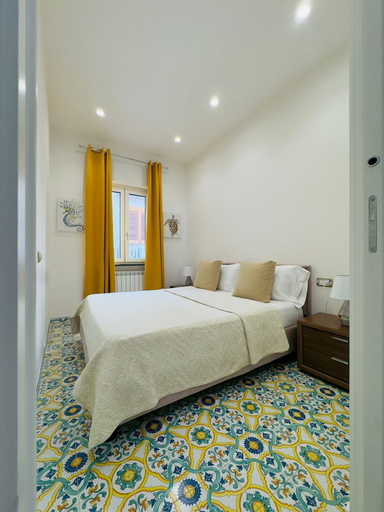 Room 4, O'Mar e O'Sol, Salerno