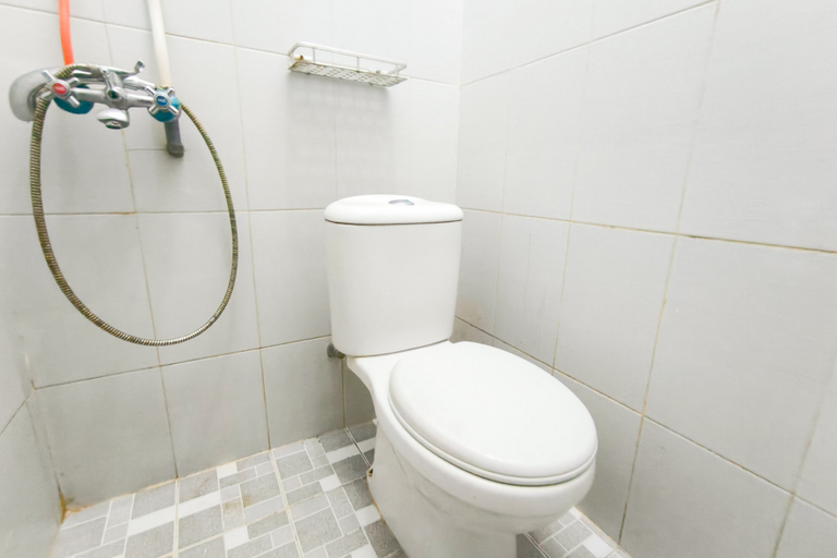 Bathroom 5, RedDoorz @ Wika Wiki Homestay, Medan