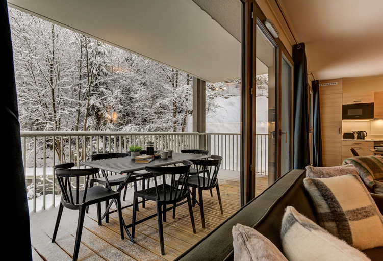 Outdoor dining, Chic Apartment With Balcony Near Chamonix Centre, Haute-Savoie