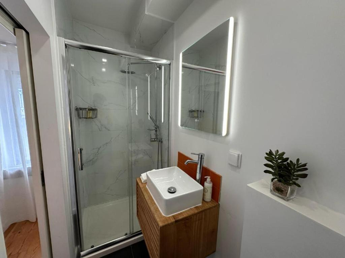 Bathroom 4, Gloria 10, Lisbon