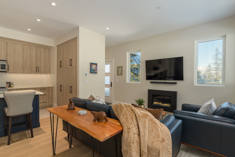 Living area 4, Nature's Nook at Wedgewoods, Squamish-Lillooet