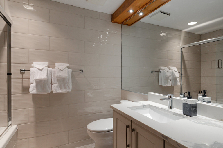 Bathroom 3, Seven Pines at Greyhawk, Squamish-Lillooet