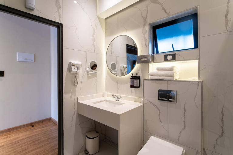 Bathroom 3, The Royal Courtyard, Alfred Nzo