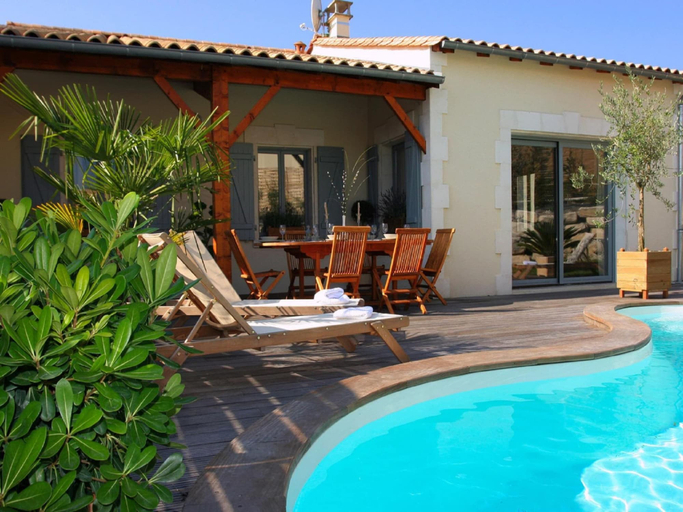 Garden 4, Luxurious Villa With Terrace in the Rural Chalais, Charente