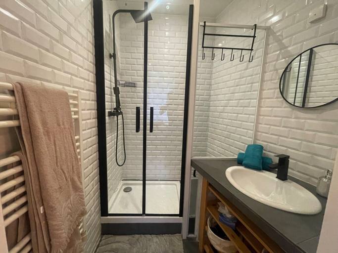 Bathroom, Cozy Apartment Retreat in Le Cannet, Var