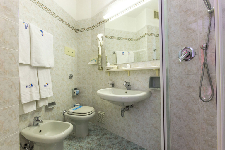 Bathroom 5, Hotel Rivamare Jesolo, Venezia